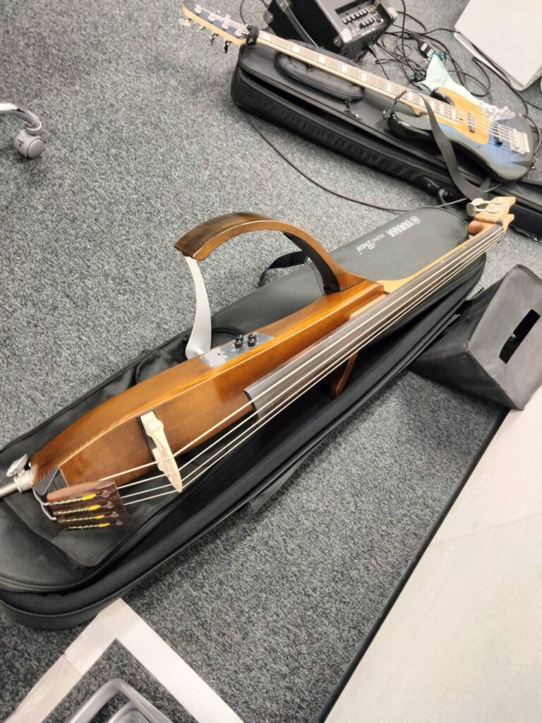 ヤマハSLB300がスタジオに置いてある画像